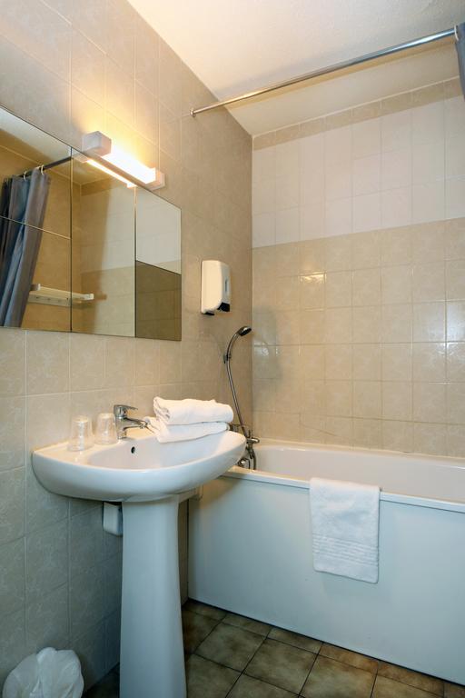 Hotel Le Lagon Рошфор-дю-Гар Экстерьер фото